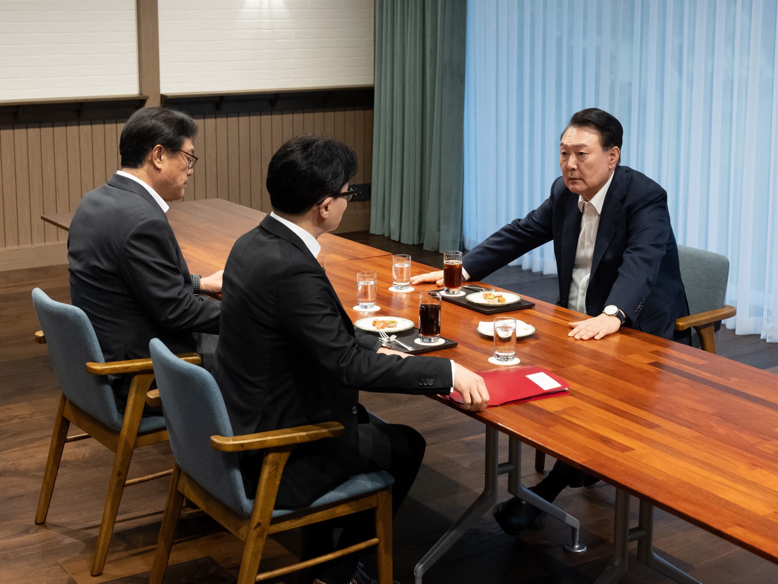 헌정 유린과 정부 성공을 위한 합의