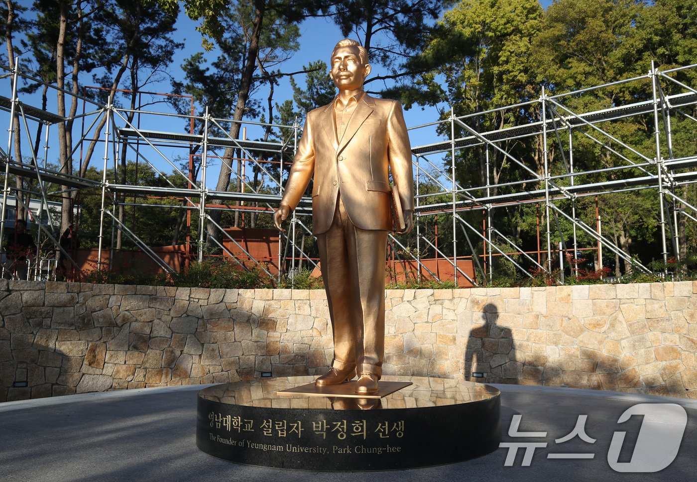 동상 설치와 함께 시작된 갈등