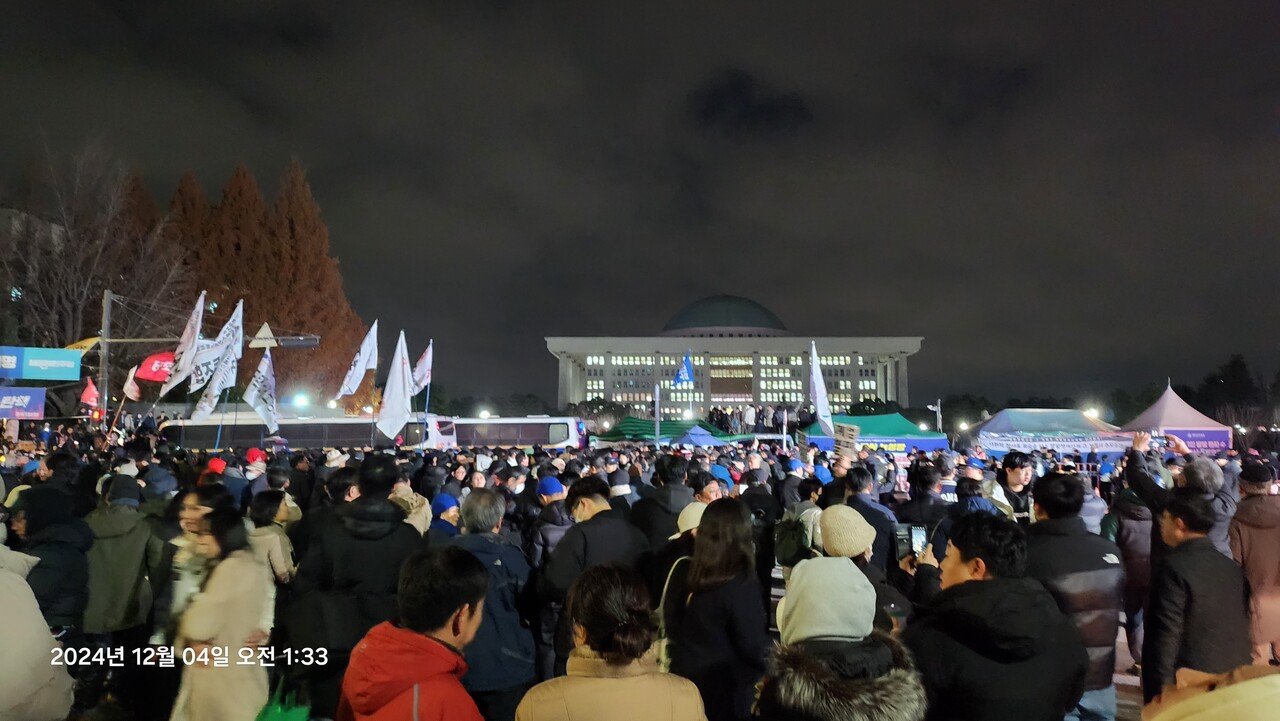 평화적인 시위, 그러나 긴장감 여전