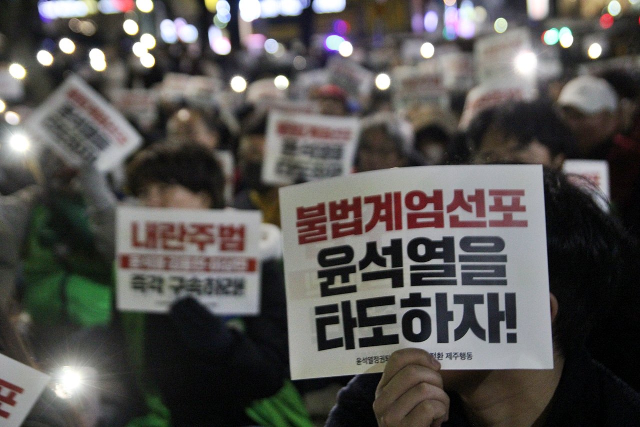 시위의 서막, 국회 앞의 열기